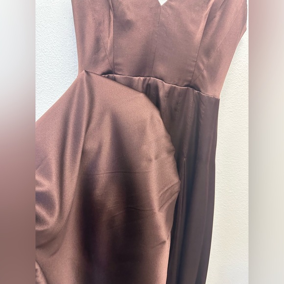 V-neck pleated dress - Picture 10 of 12